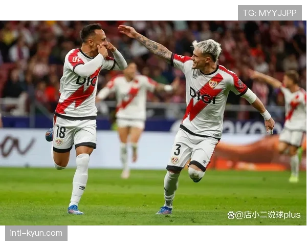 特写：大雨中，巴列卡诺小球迷为客队塞尔塔球员撑伞